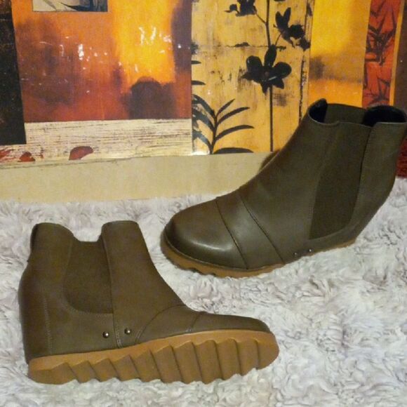 Stylish Olive Ankle Boots for Women - Picture 2 of 5